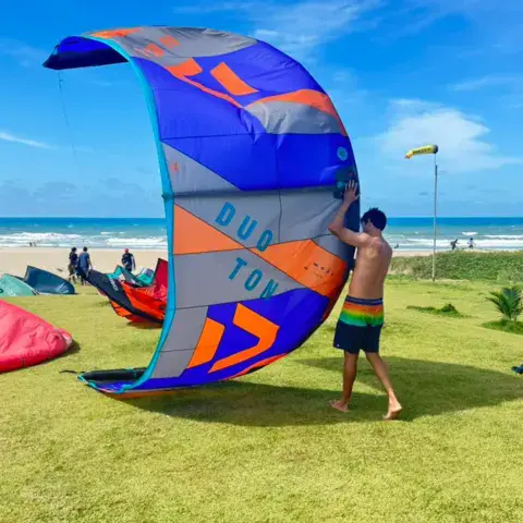 Kite déployé sur la pelouse en bord de plage