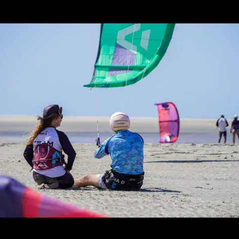 Briefing sur la plage avec les kites