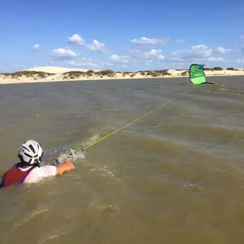 Exercice de body drag dans l'eau peu profonde