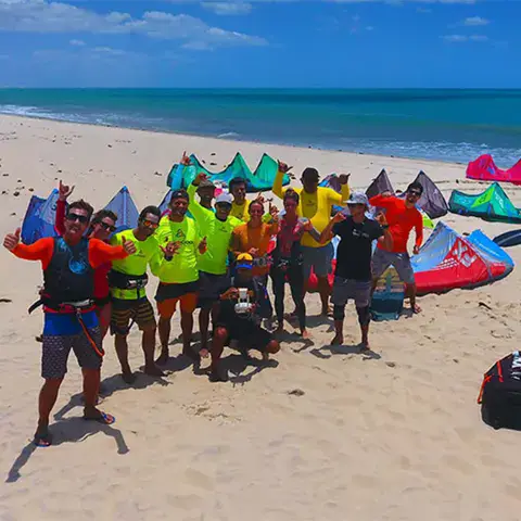 Groupe de riders et kites sur la plage
