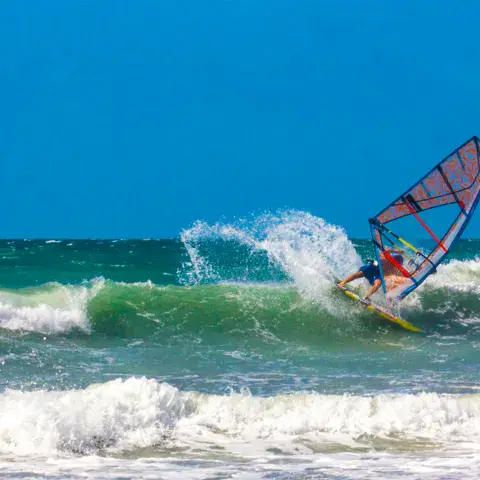 Windsurfeur dans les vagues