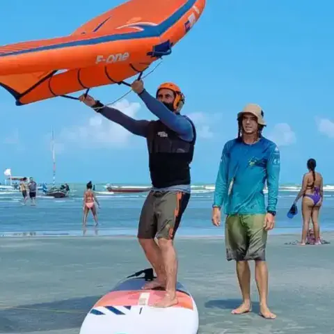 Initiation au wing foil avec une aile orange