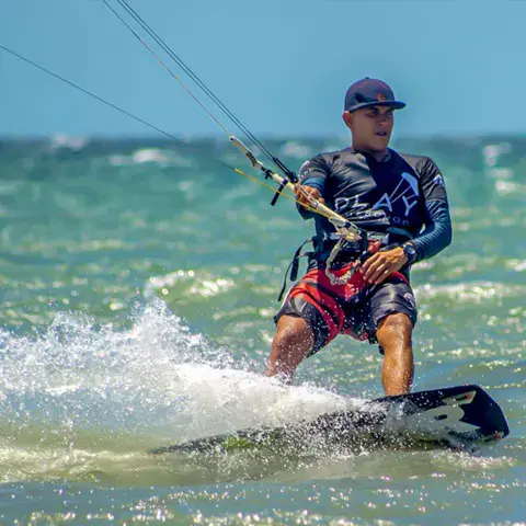 Kitesurfeur sur l'eau