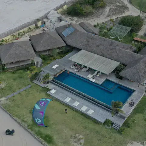 Vue aérienne de la structure en bord de plage
