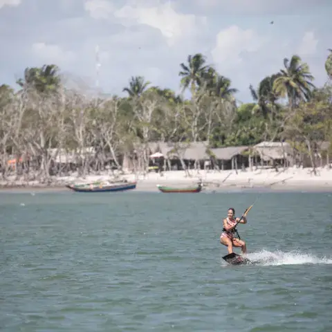 Rider sur la lagune devant les cocotiers