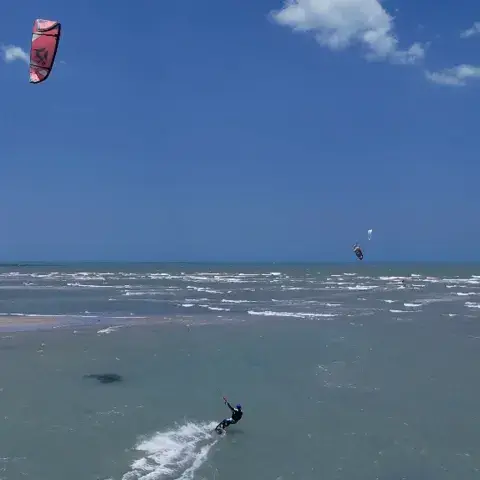 Kiteurs sur une eau plate