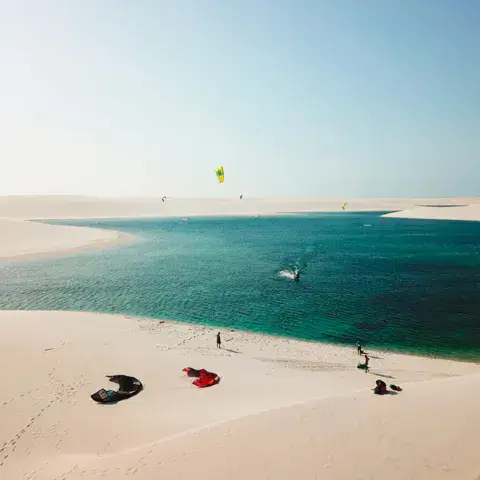 Lagune turquoise avec des kitesurfeurs