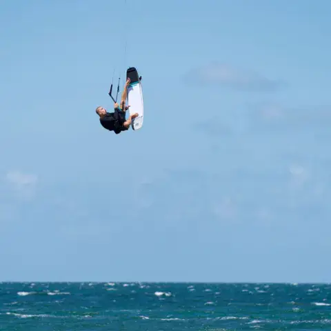 Kitesurfeur en saut au-dessus de la mer