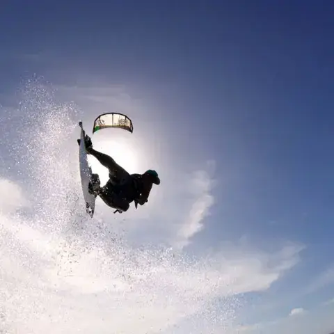 Kitesurfeur en saut