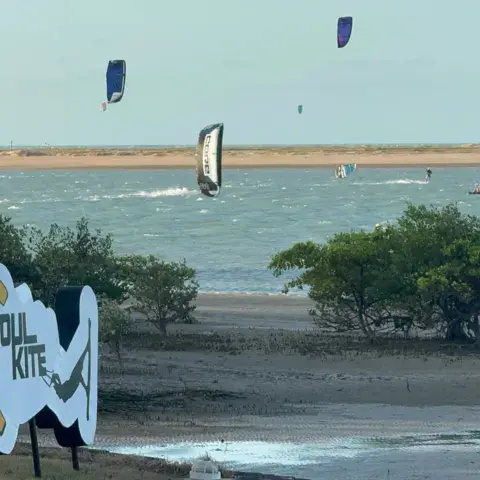 Panneau de l'école au bord de la lagune