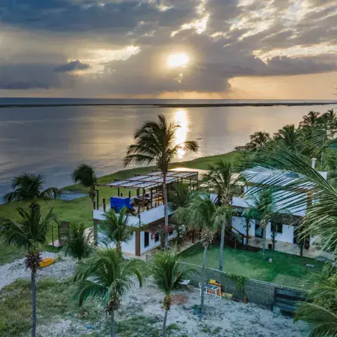 Vue aérienne des villas en bord de lagune