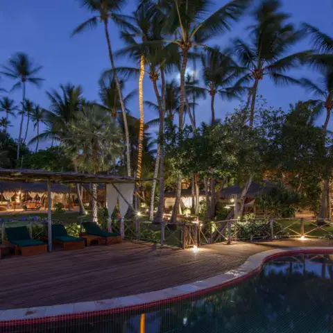 Piscine de la pousada au crépuscule