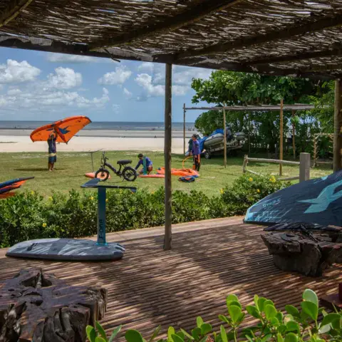 Terrasse sur le sable avec planches et wing