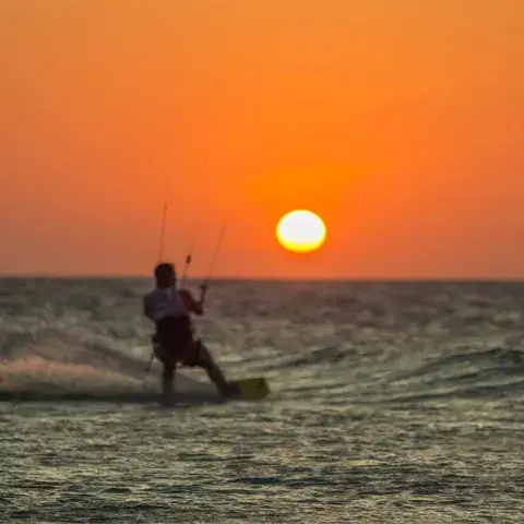 Kitesurfeur devant le soleil couchant