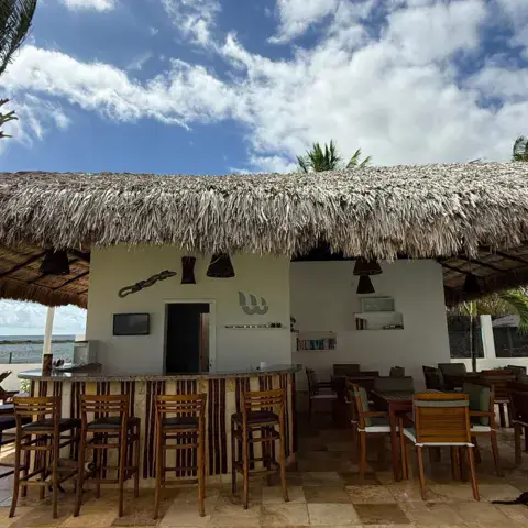 Restaurant et bar sous toit de paille