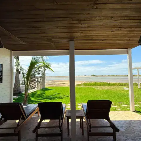 Terrasse avec transats face à la plage