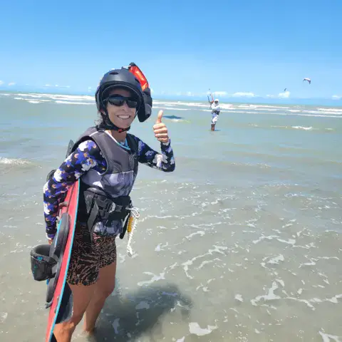 Kites en vol au-dessus de la plage