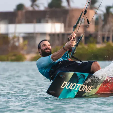 Kitesurfeur en pleine manœuvre