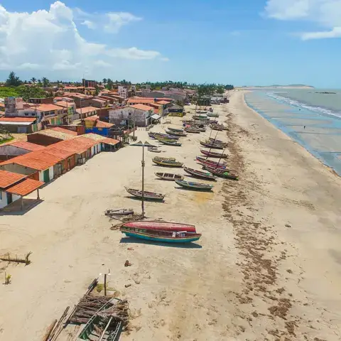 Vue aérienne d'un village de pêcheurs et de sa plage