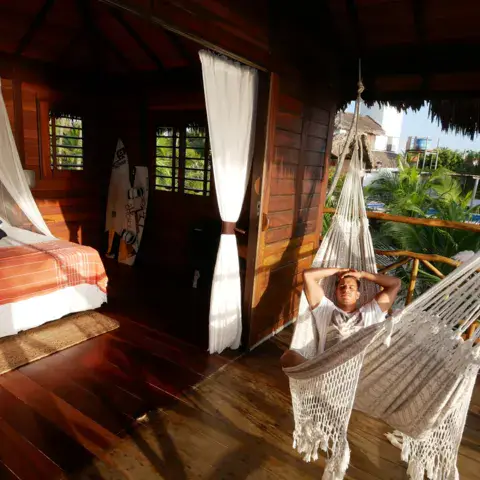 Chambre en bois sur pilotis avec hamac