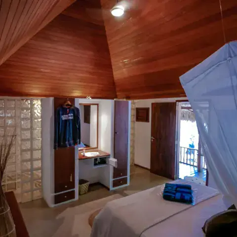 Intérieur d'un bungalow avec lit à moustiquaire