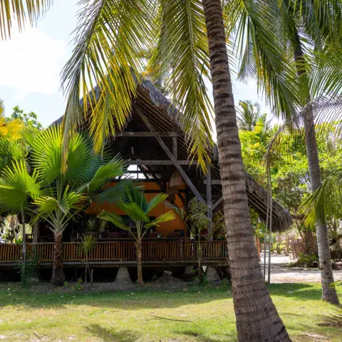 Bâtiment de la pousada au milieu des cocotiers