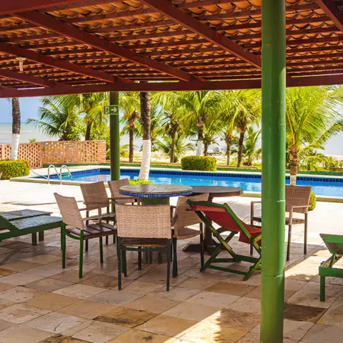 Terrasse couverte et piscine avec vue sur la mer