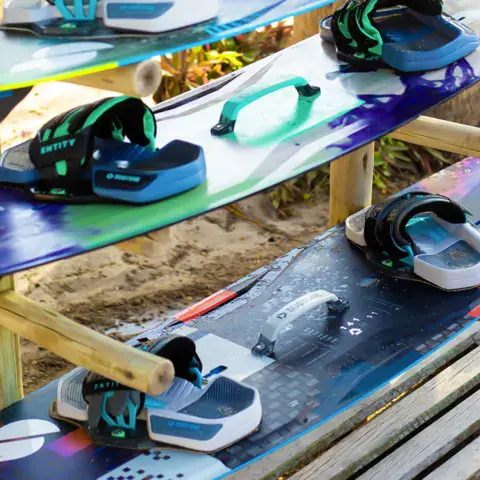 Planches de kitesurf rangées sur un râtelier