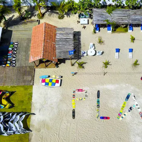 Vue aérienne de l'espace de l'école de kitesurf sur la plage