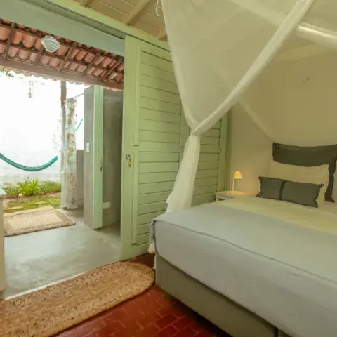 Chambre avec lit à moustiquaire et hamac