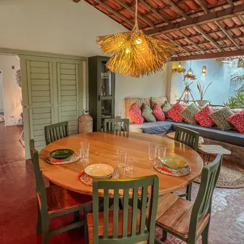 Séjour avec table et canapé d'une maison de location