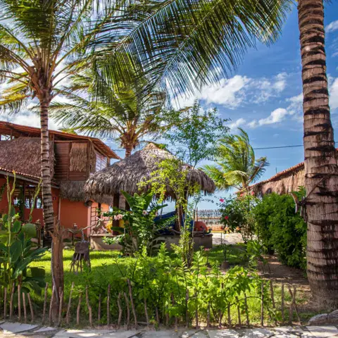 Jardin et bungalows de la pousada