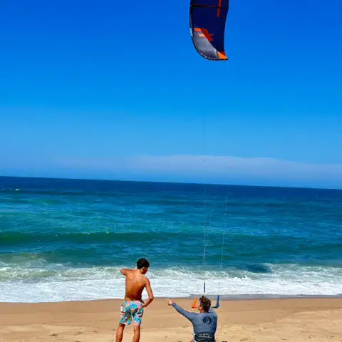 Leçon de pilotage de kite sur la plage