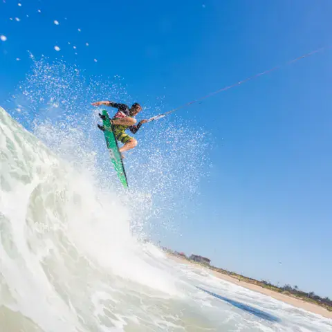 Rider de kitesurf dans une vague