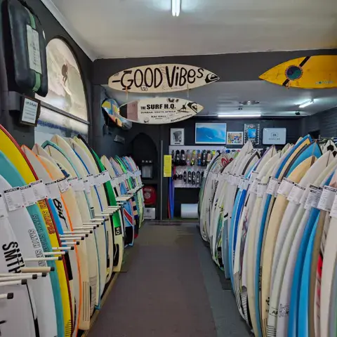 Allée de planches de surf en magasin