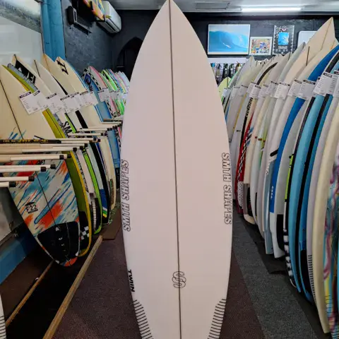 Surfboard neuve exposée dans le magasin