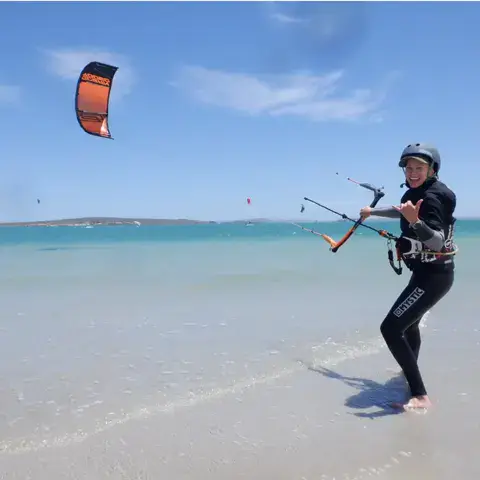 Rider en kitesurf près du bord