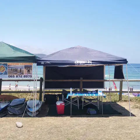 Tentes et planches installées sur la plage