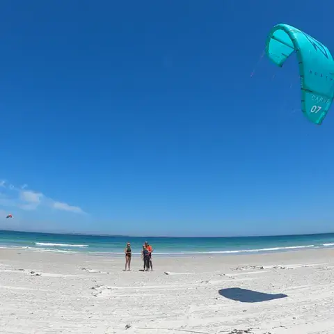 Aile de kite dans le ciel au-dessus d'une plage de sable