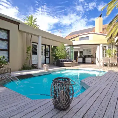 Piscine de la maison d'hôtes de l'école