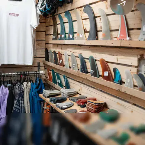 Rayon de dérives et de vêtements dans le magasin