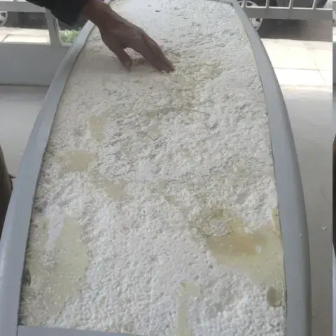 Planche en cours de réparation à l'atelier