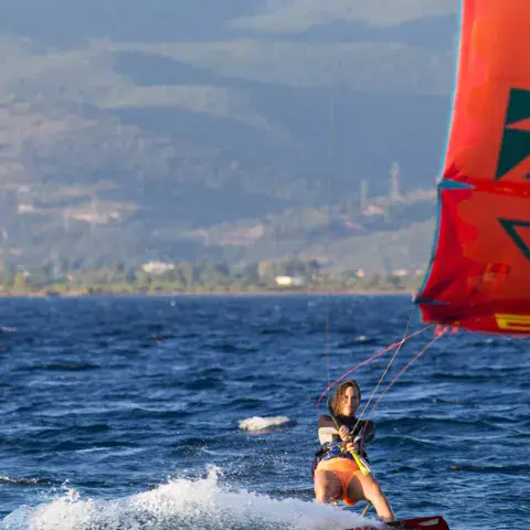 Kiteuse en navigation, aile rouge