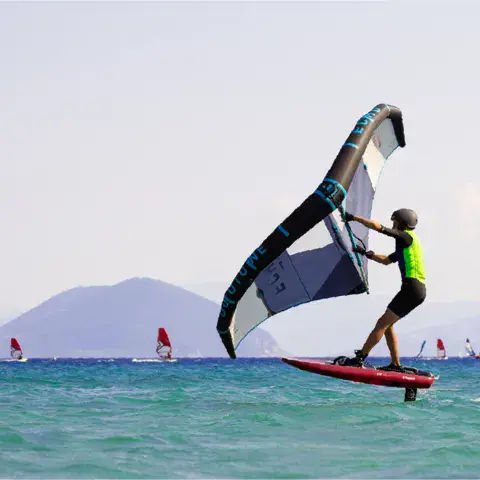 Pratiquant de wingfoil au large