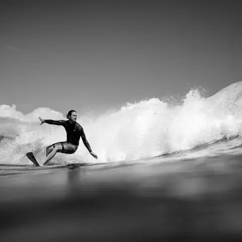 Surfeur sur une vague
