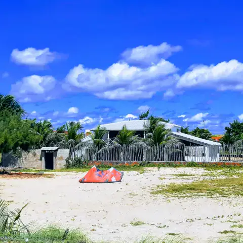 Maison de plage et kites étalés sur le sable