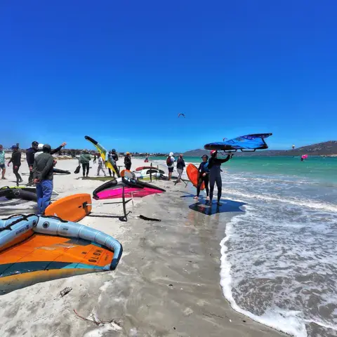 Matériel de wing posé sur la plage