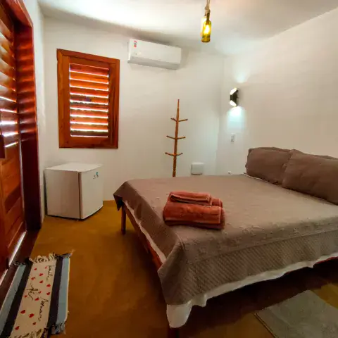 Chambre avec lit double et climatisation
