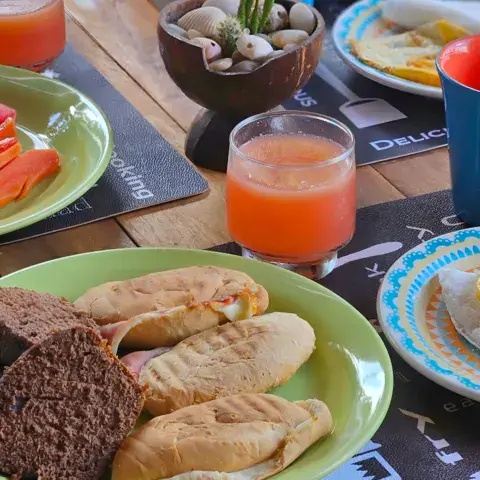 Table de petit-déjeuner avec fruits, jus et pain