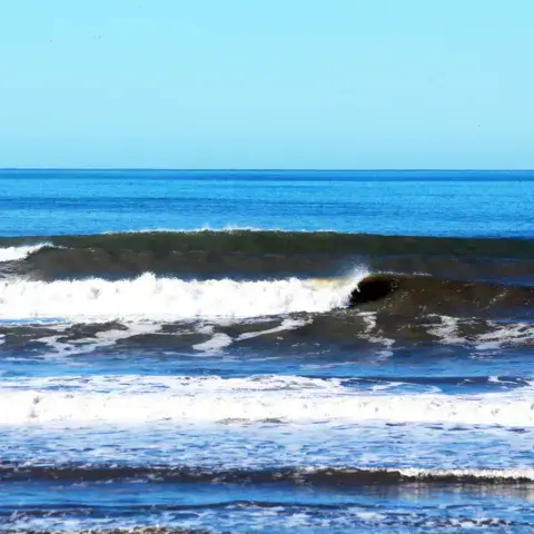 Vagues sur une plage de sable